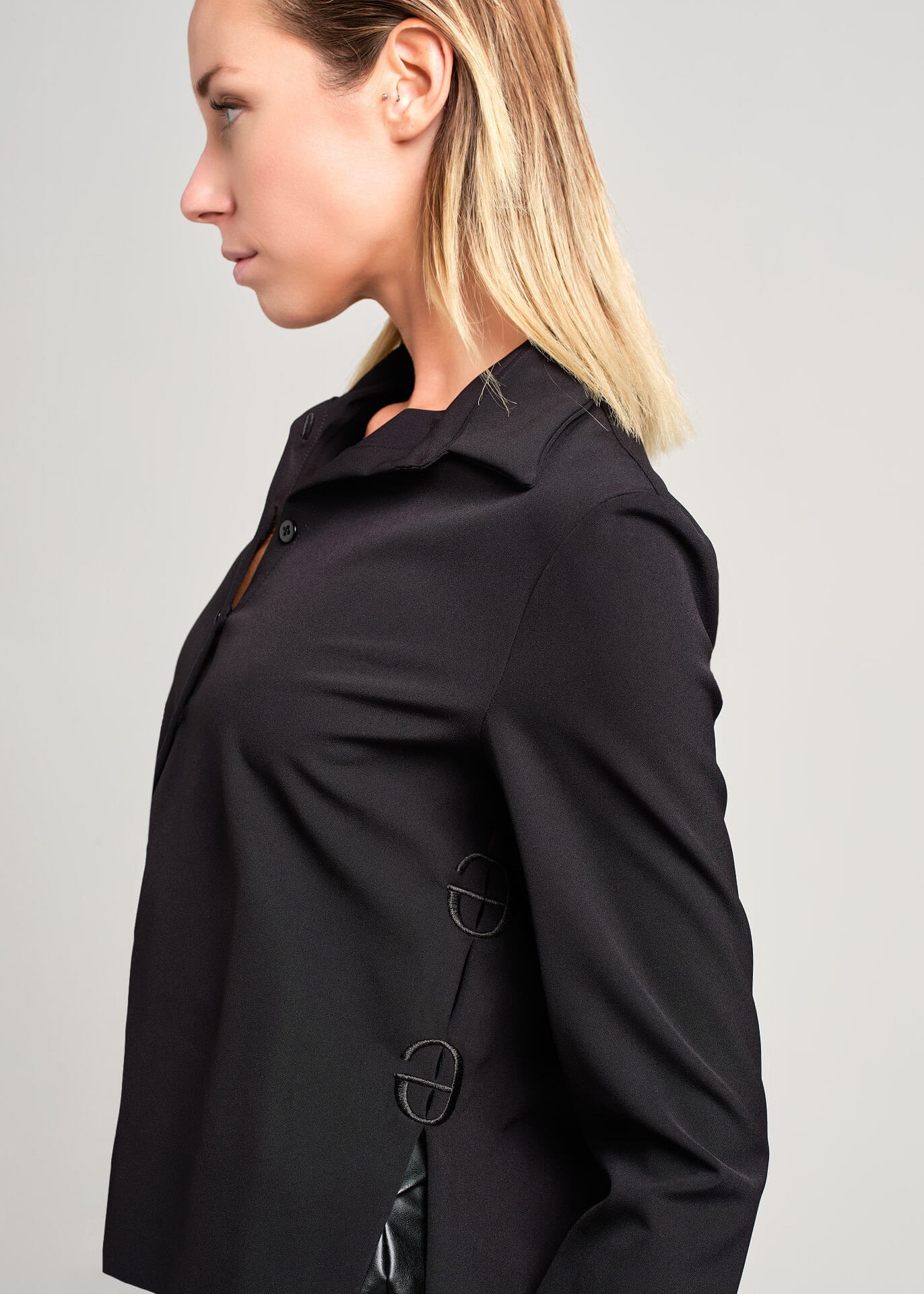 Pantalone con Piega frontale e Camicia con Loghi Laterali | MƏIS Milano