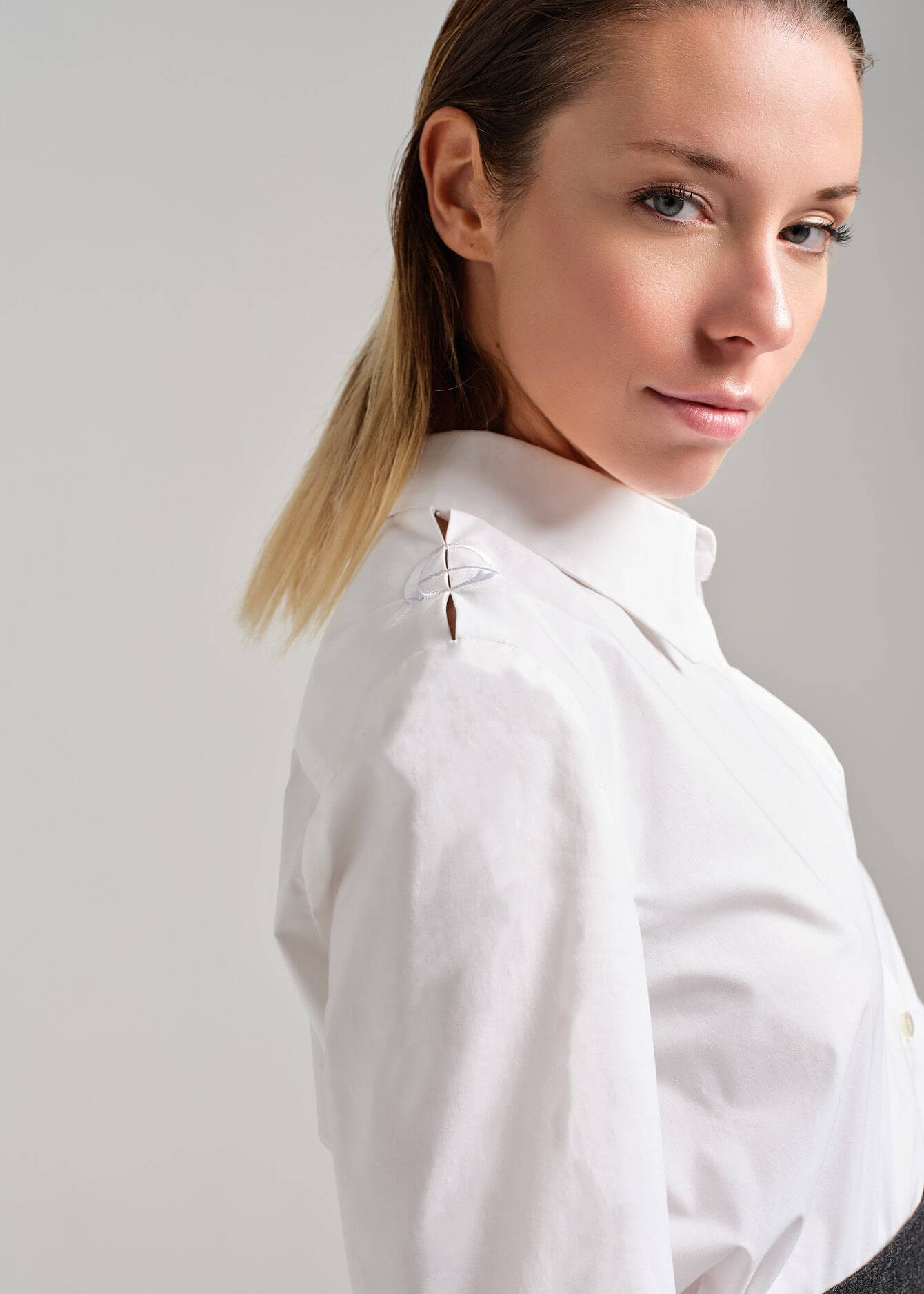 Camicia con loghi sulle spalle | MƏIS Milano