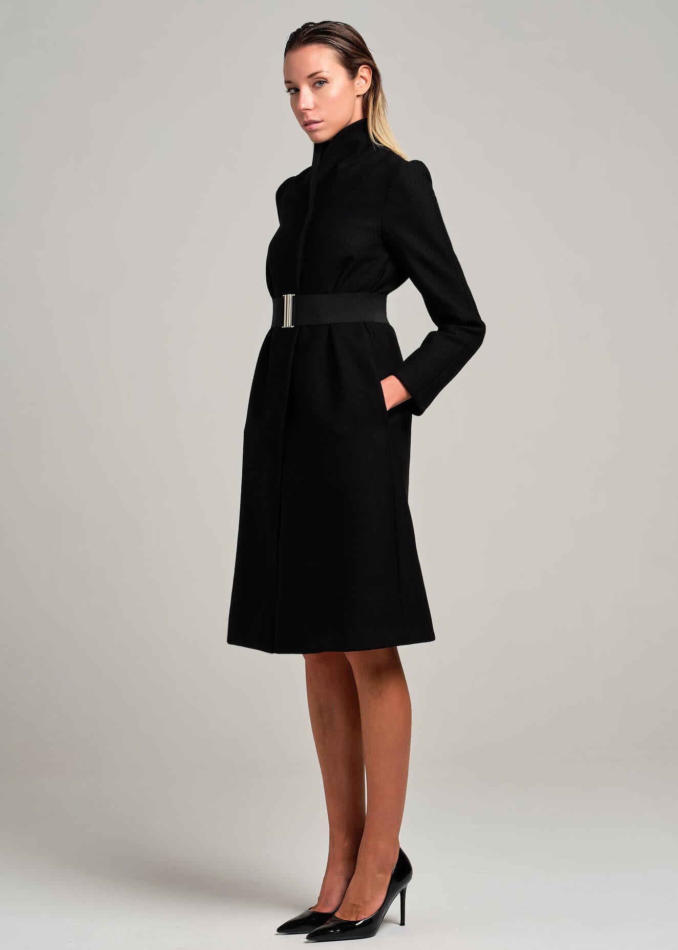 Cappotto con collo montante e Cintura con Fibbia | MƏIS Milano