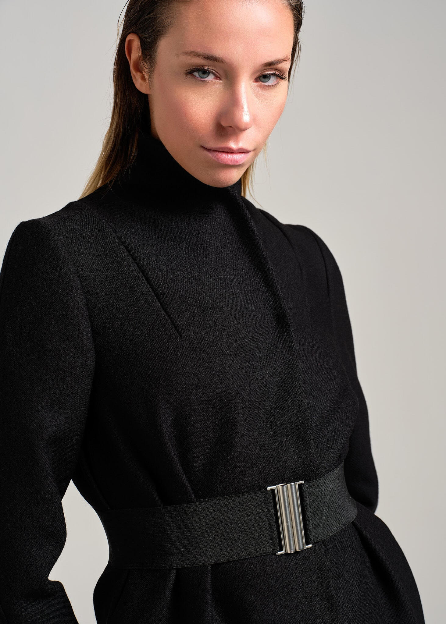 Cappotto con collo montante e Cintura con Fibbia | MƏIS Milano