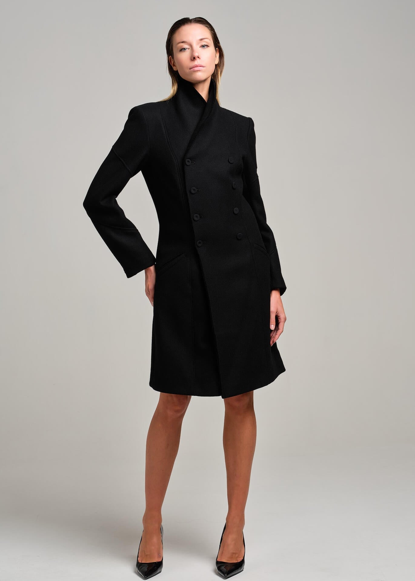 Cappotto con collo montante e cintura | MƏIS Milano