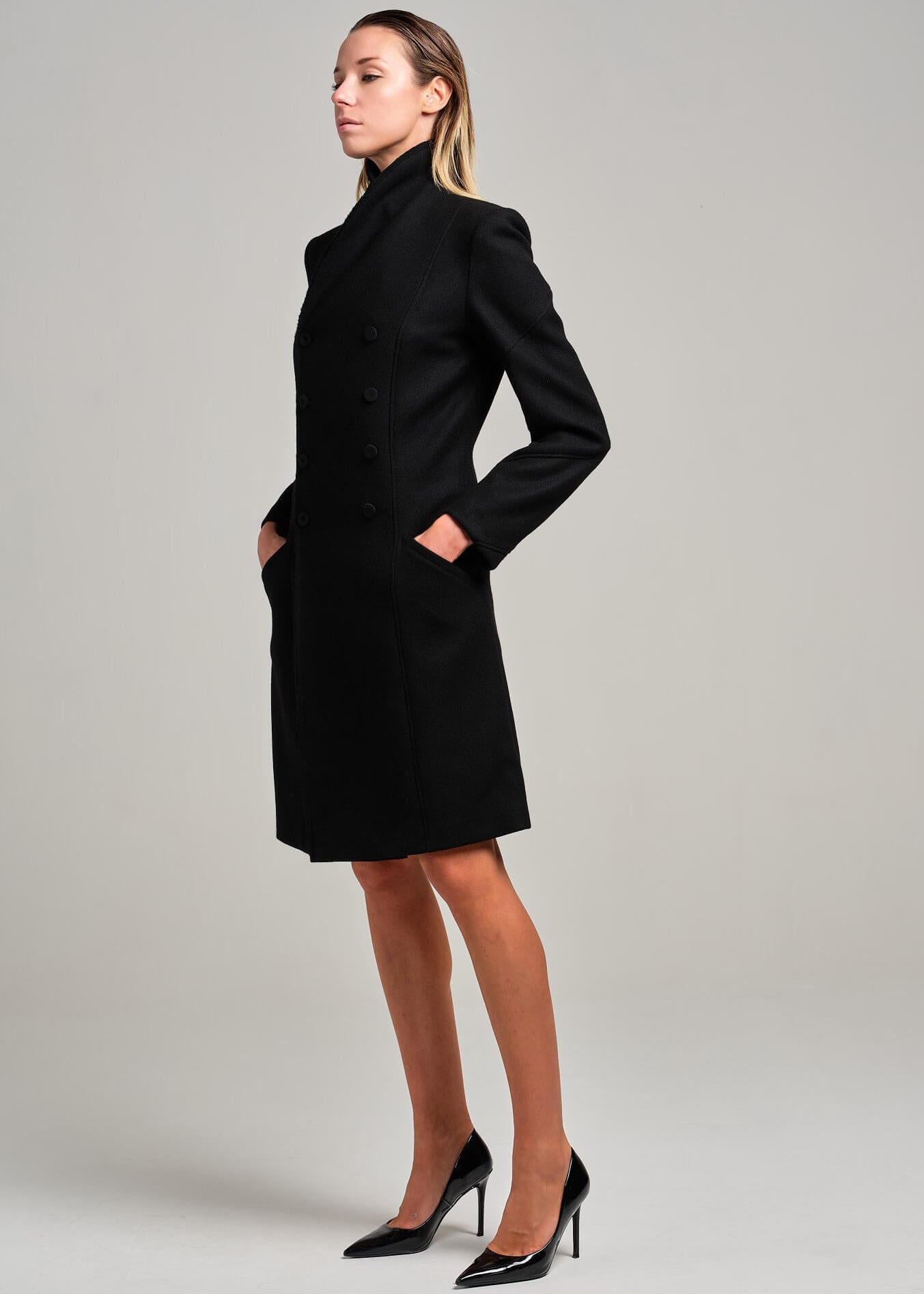 Cappotto con collo montante e cintura | MƏIS Milano