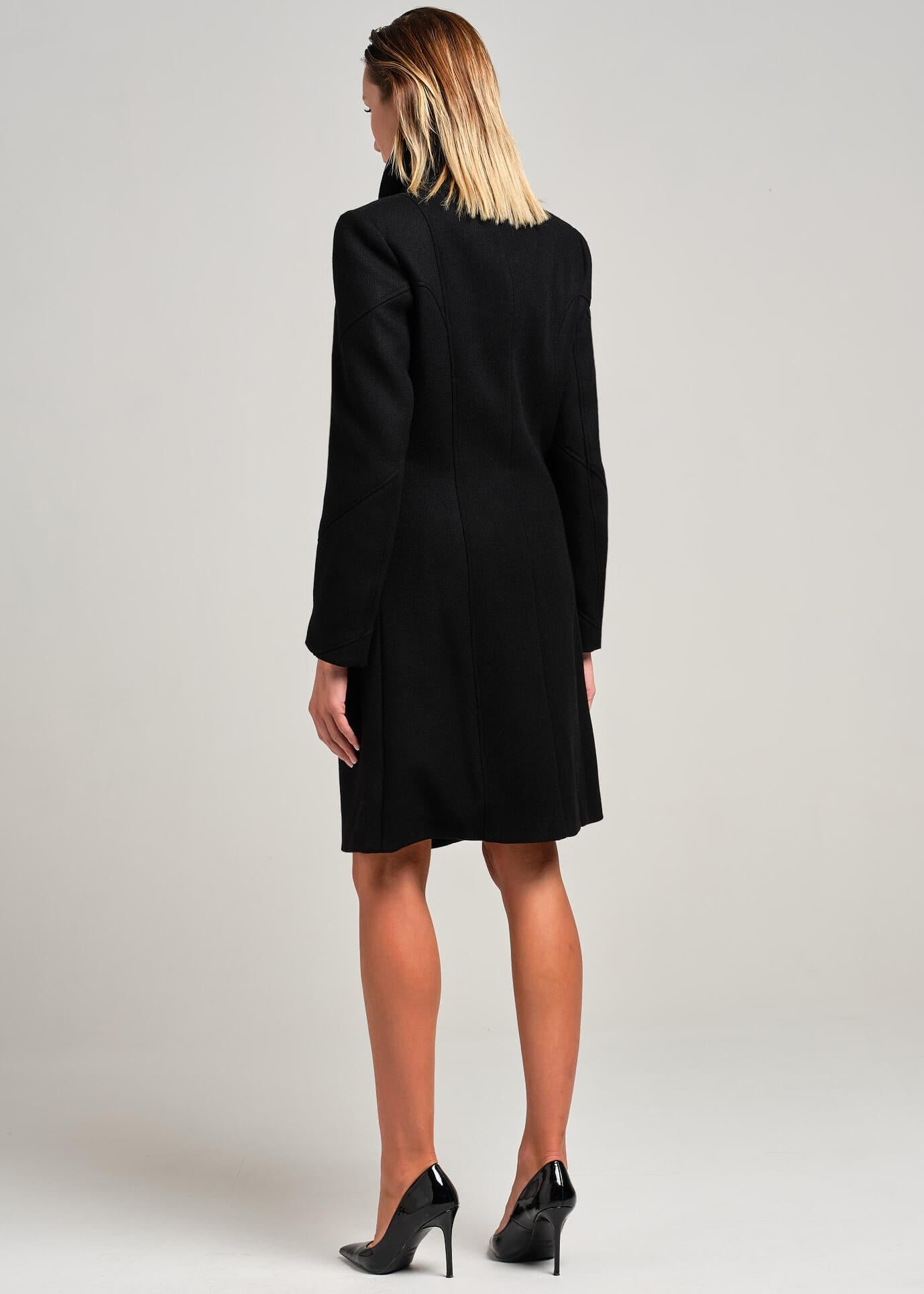 Cappotto con collo montante e cintura | MƏIS Milano