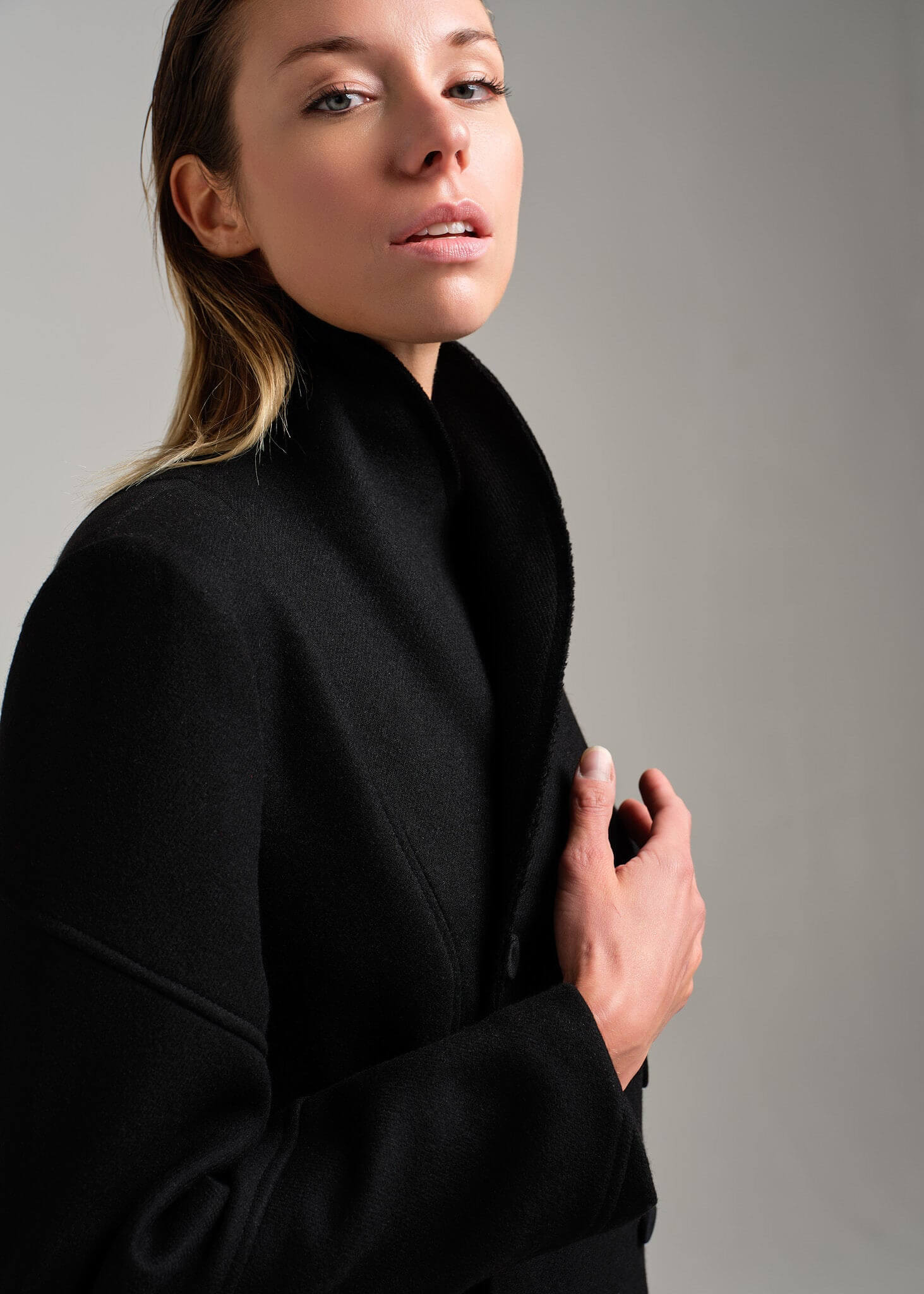 Cappotto con collo montante e cintura | MƏIS Milano