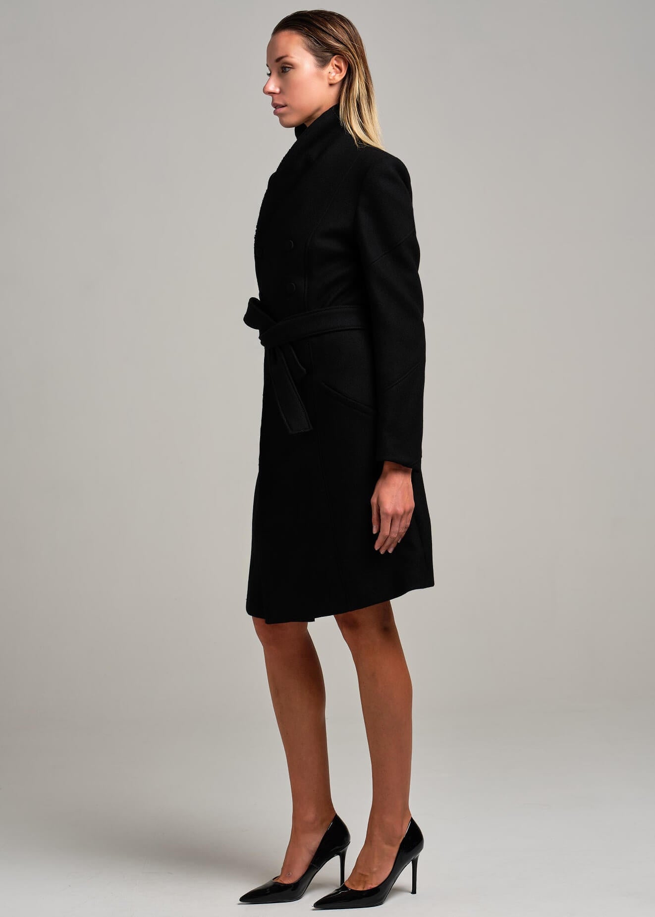 Cappotto con collo montante e cintura | MƏIS Milano