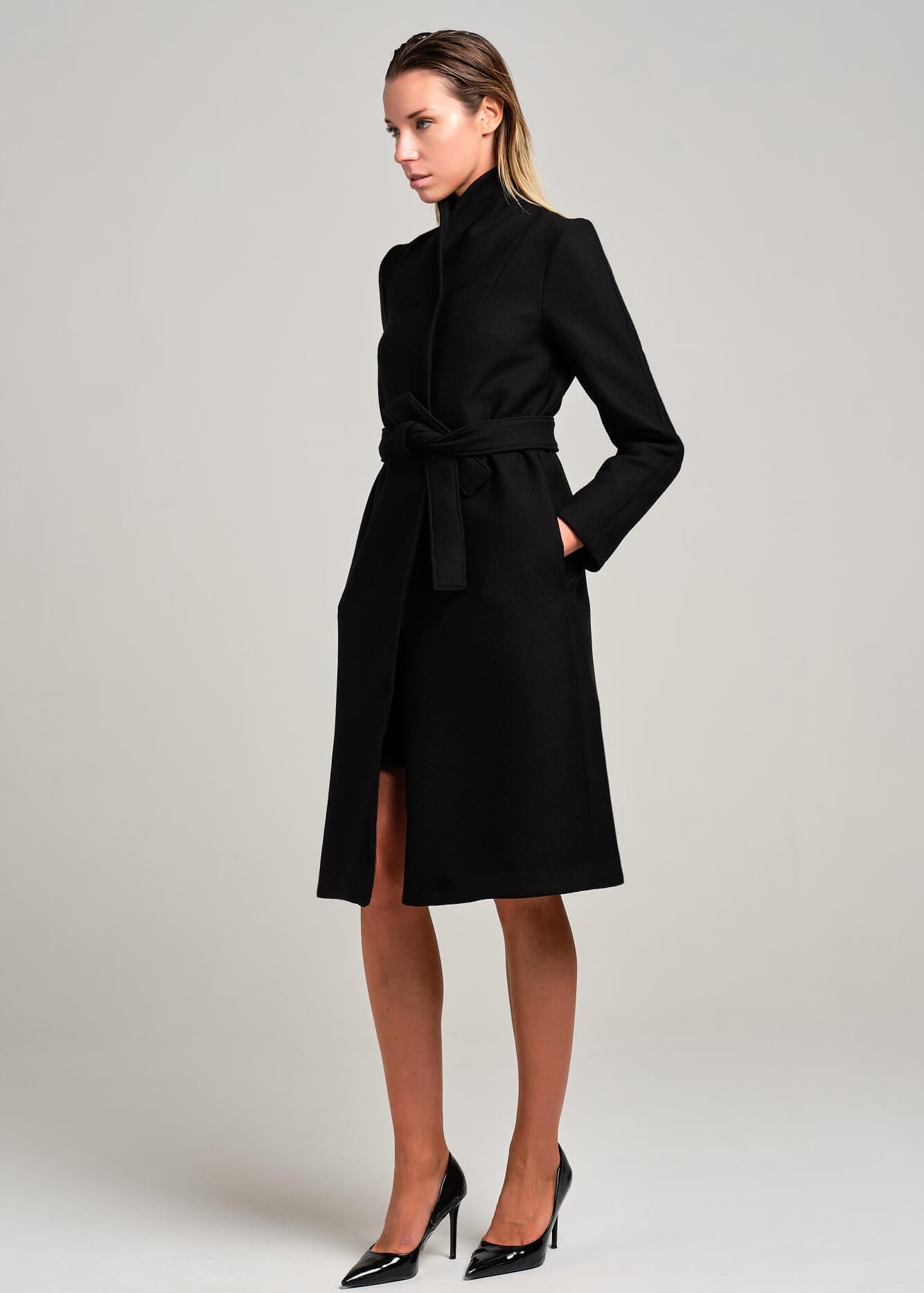 Cappotto con collo montante e cintura | MƏIS Milano