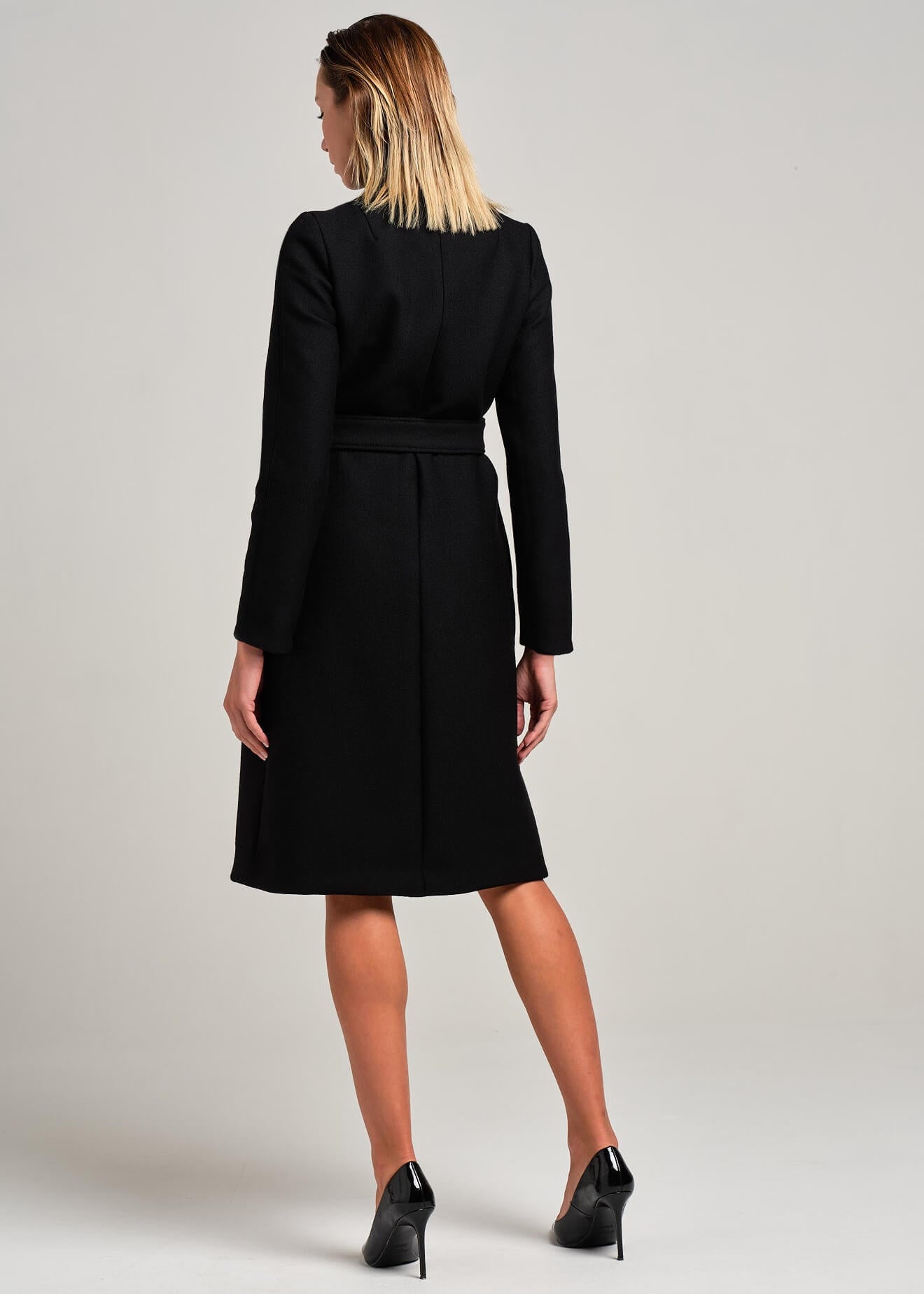 Cappotto con collo montante e cintura | MƏIS Milano