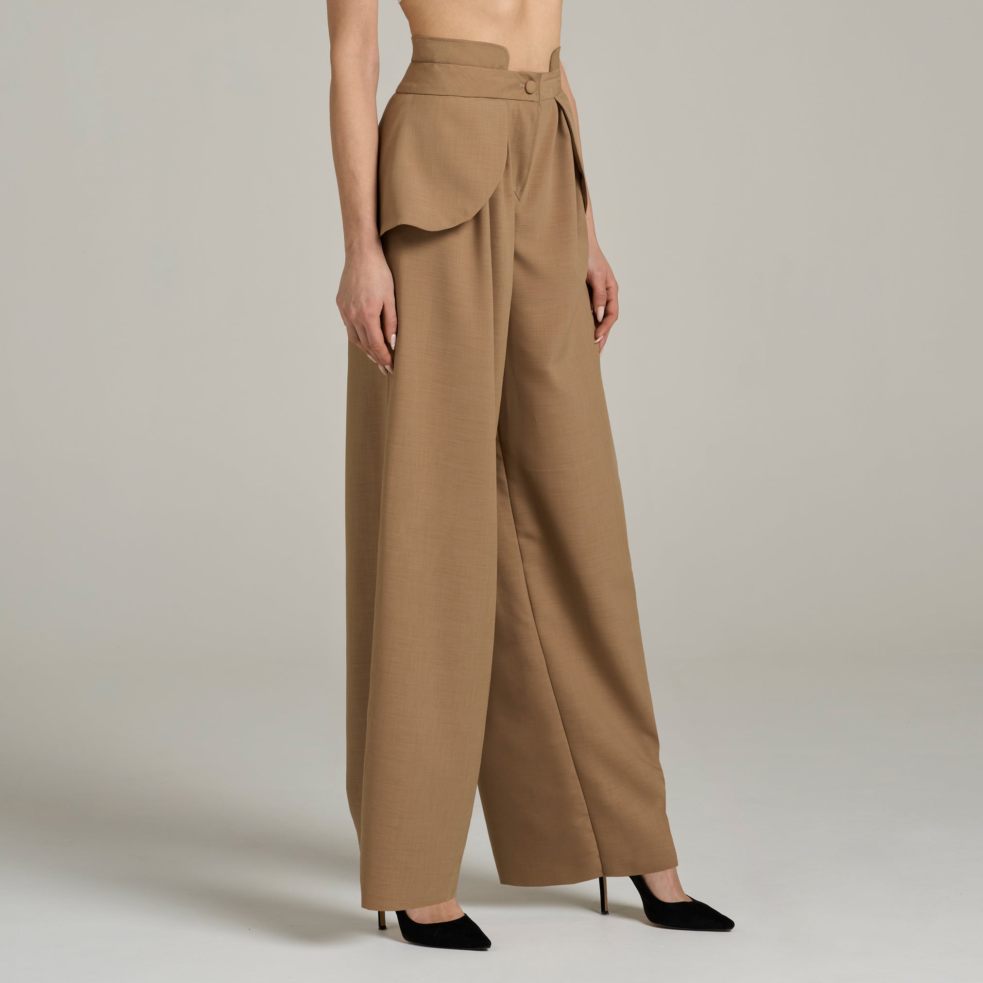 Gerade geschnittene Hose mit Flügeln und Kragen