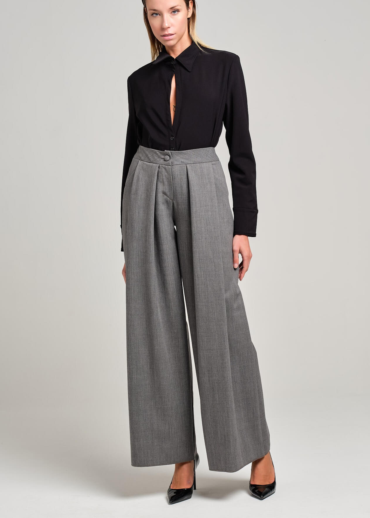 Pantaloni a gamba ampia con cannelli frontali | MƏIS Milano