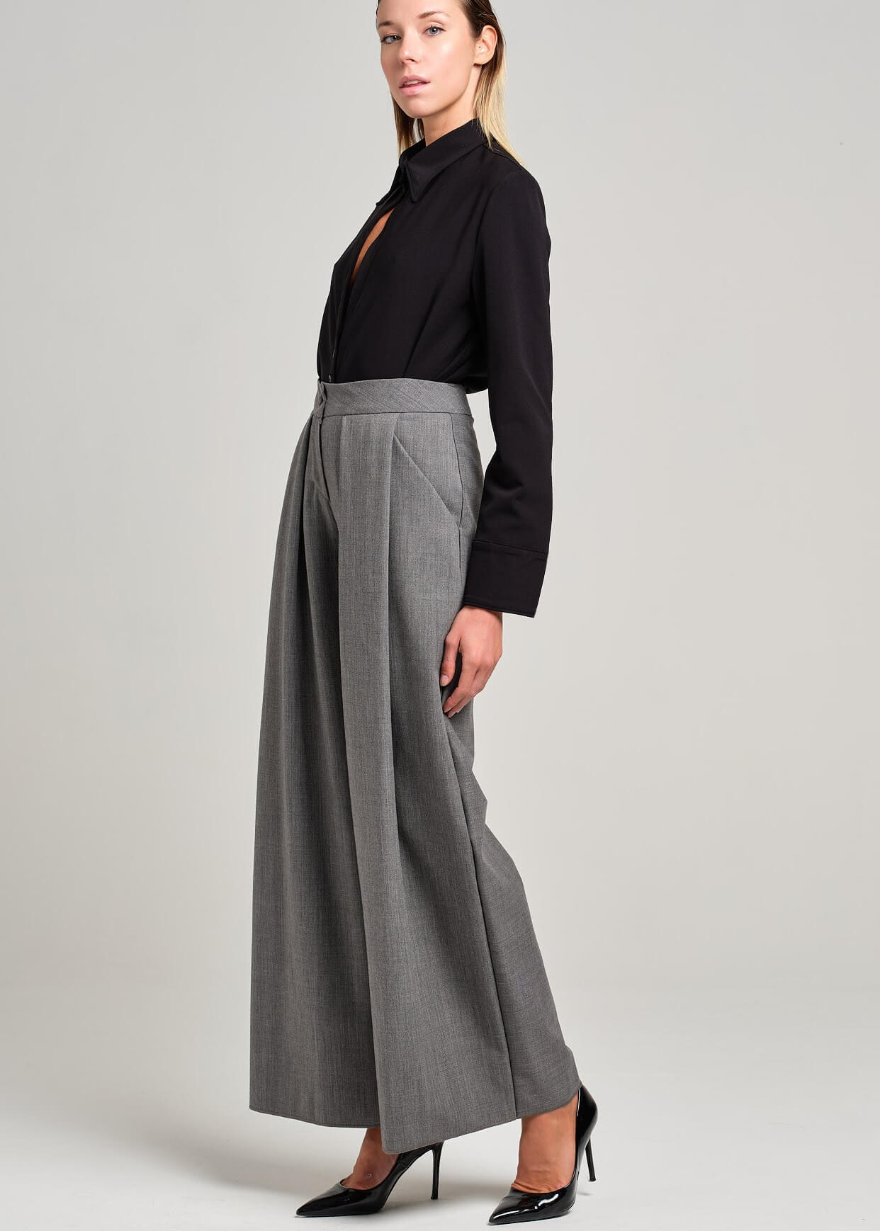 Pantaloni a gamba ampia con cannelli frontali | MƏIS Milano