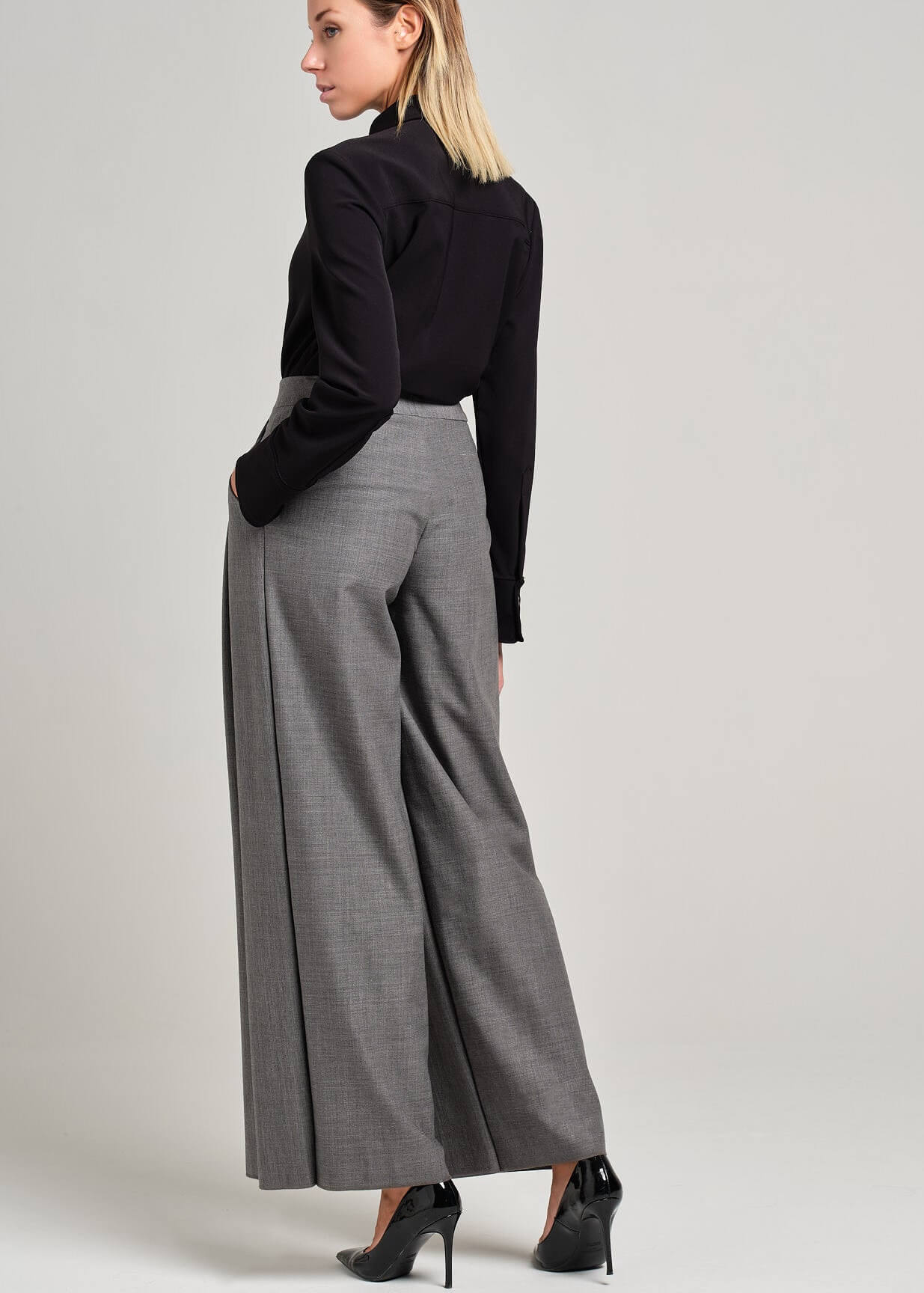 Pantaloni a gamba ampia con cannelli frontali | MƏIS Milano