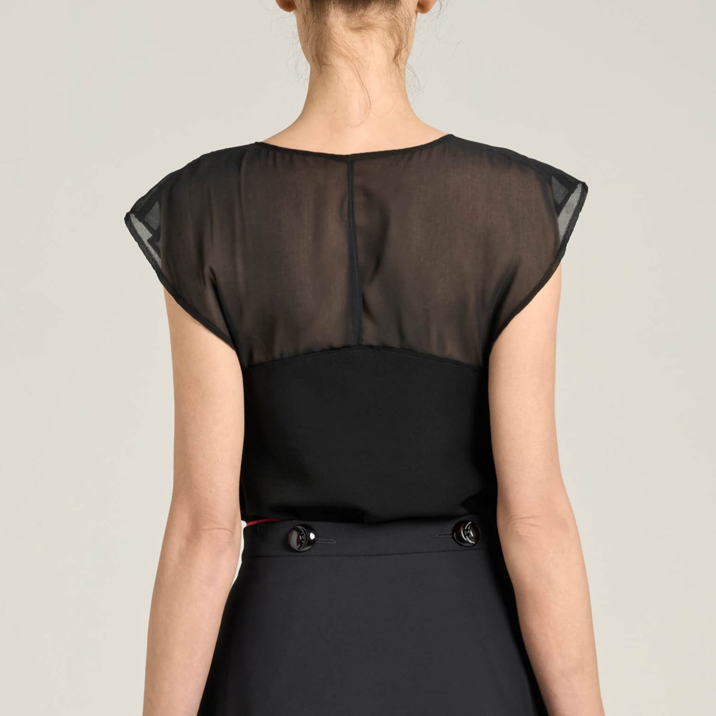 Top in crêpe e chiffon con stondatura | Məis Milano