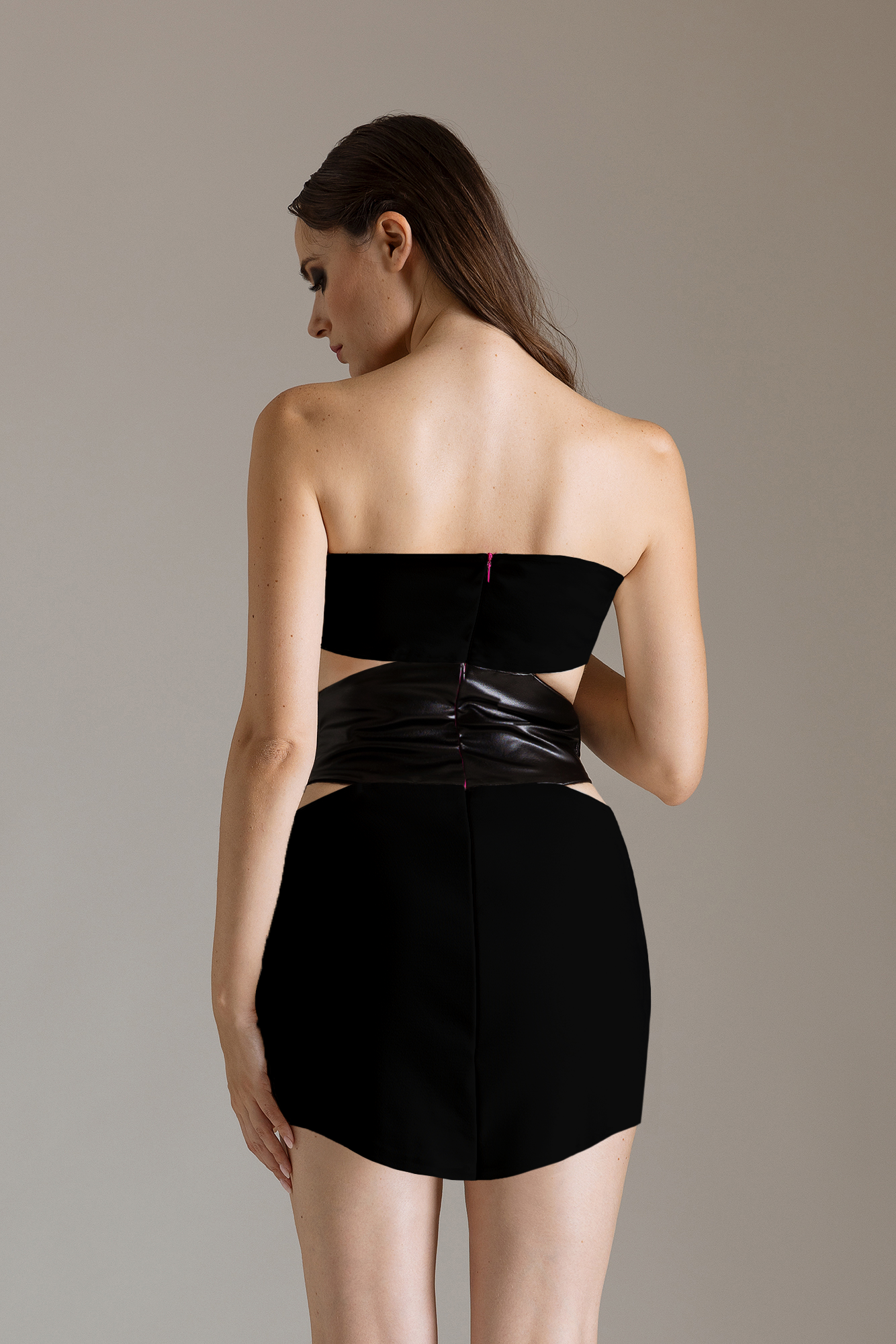 Dress with cut-out and leather band