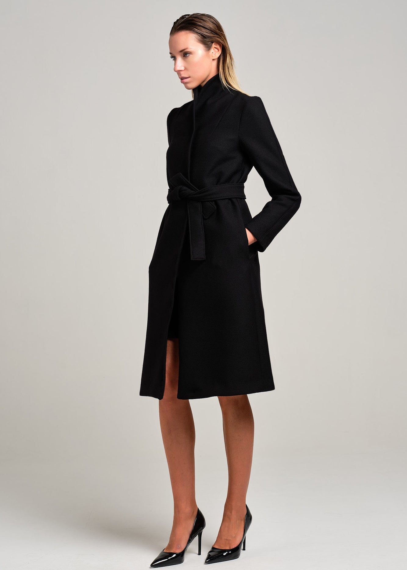 Cappotto con collo montante e cintura | MƏIS Milano