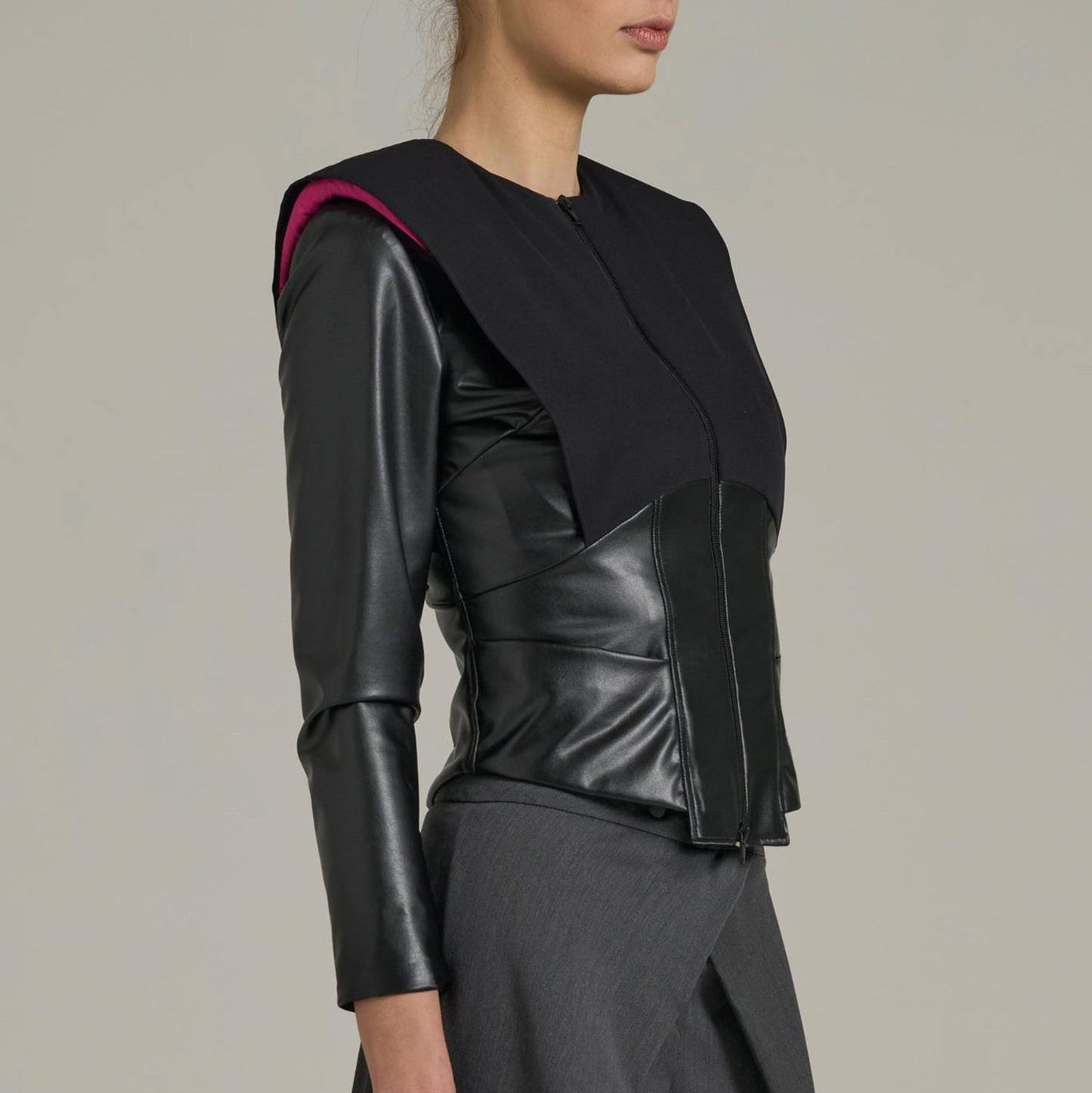 Giacca in pelle con spalline a vista e tessuti a contrasto | Məis Milano