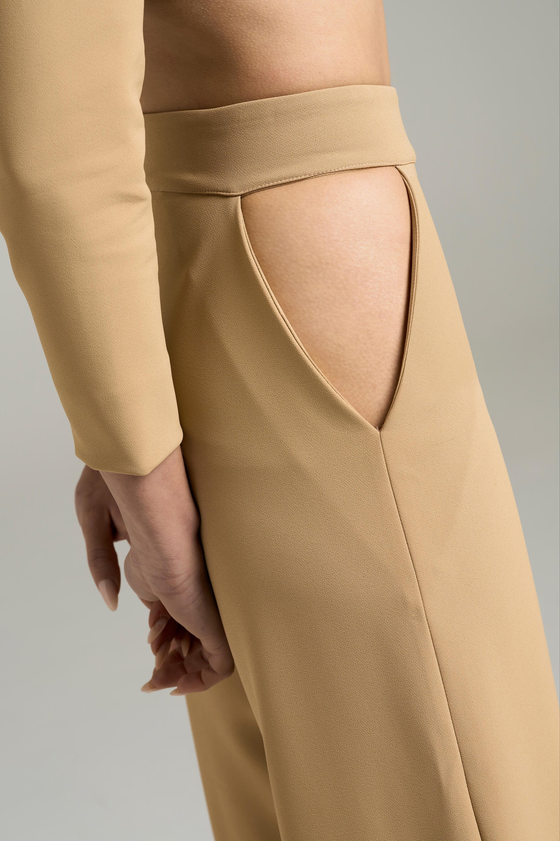 Pantalone con Cut Out a Gamba Dritta | Məis Milano