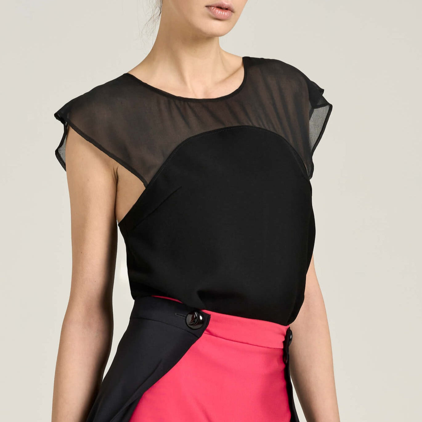 Top in crêpe e chiffon con stondatura | Məis Milano
