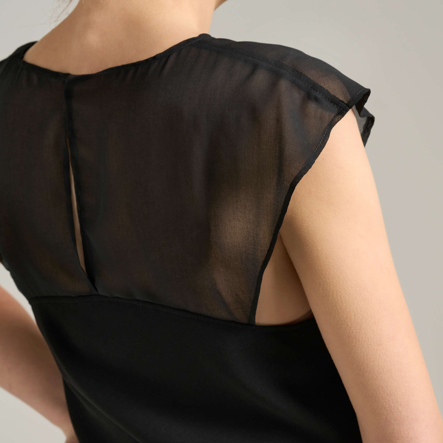 Top in crêpe e chiffon con stondatura | Məis Milano