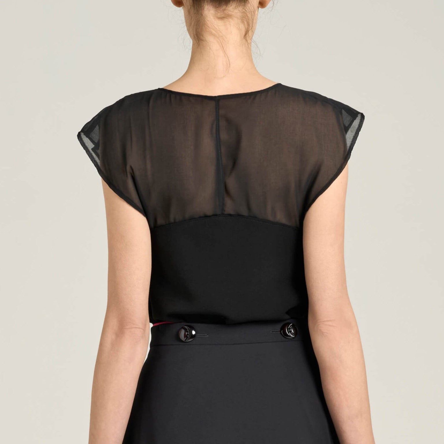 Top in crêpe e chiffon con stondatura | Məis Milano